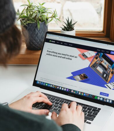 comparativa WooCommerce y Shopify para elegir plataforma de tienda online